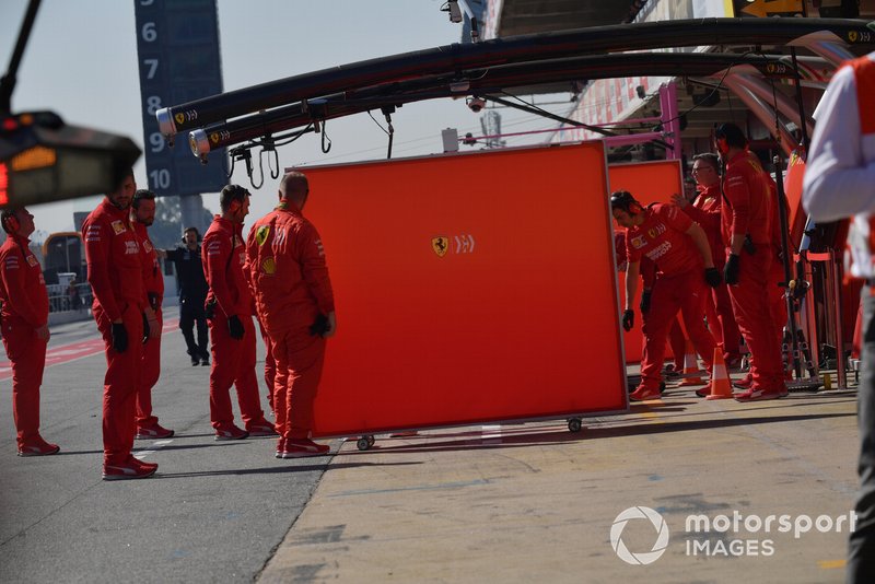 Meccanici Ferrari e paravento
