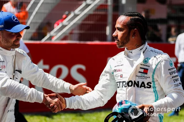 Segundo Lewis Hamilton, Mercedes AMG F1, ganador de la pole Valtteri Bottas, Mercedes AMG F1 celebran