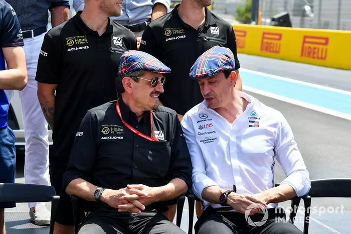 Guenther Steiner, Director, Haas F1, y Toto Wolff, Director Ejecutivo (Negocios), Mercedes AMG, se unen a los pilotos y otros en el uso de gorras planas para celebrar el reciente cumpleaños de Sir Jackie Stewart, 3 veces Campeón de F1