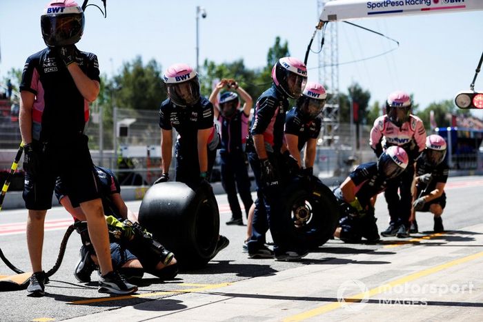 El equipo de boxes de Racing Point durante la práctica