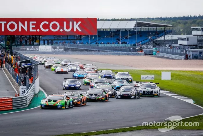 Salida de las Blancpain en Silverstone