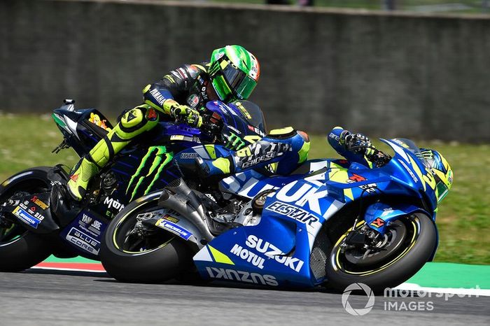 Toque entre Valentino Rossi, Yamaha Factory Racing, y Joan Mir, Team Suzuki MotoGP