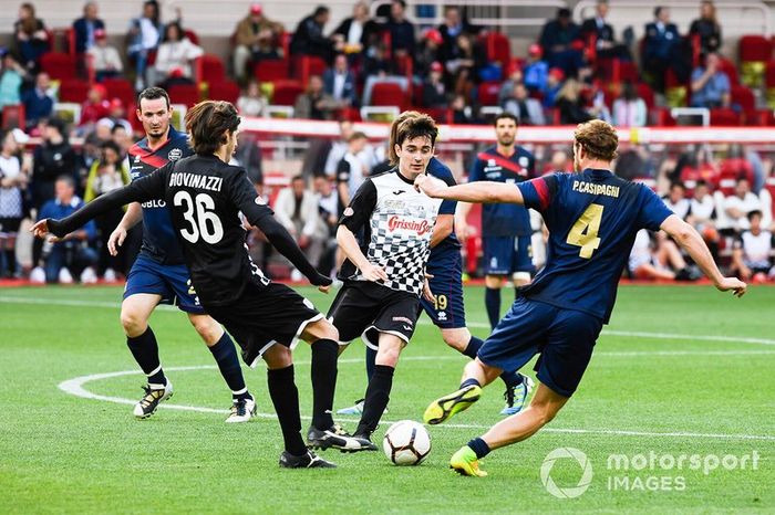 Antonio Giovinazzi y Charles Leclerc jugando a fútbol