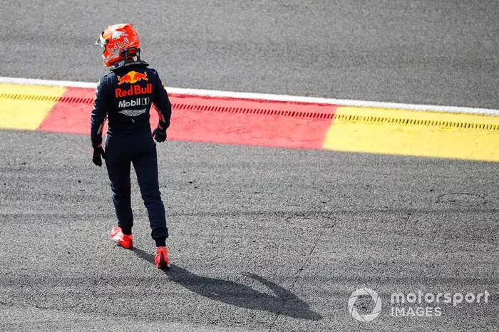 Verstappen abandona