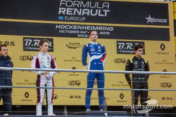 Podio di gara 1: il vincitore Victor Martins, MP motorsport, secondo classificato Oscar Piastri, R-ACE GP, terzo classificato Caio Collet, R-ACE GP