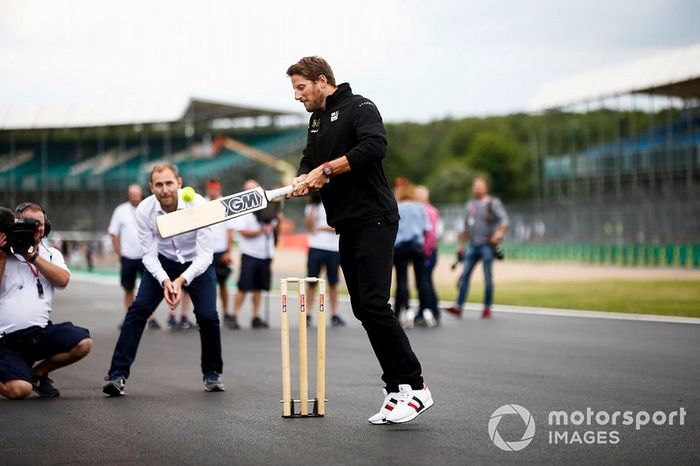 Romain Grosjean, Haas F1, jugando a cricket 