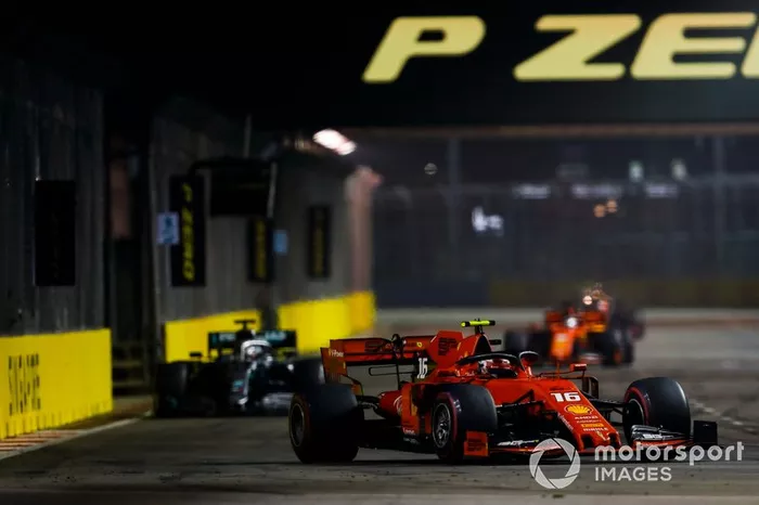 Charles Leclerc, Ferrari SF90, precede Lewis Hamilton, Mercedes AMG F1 W10