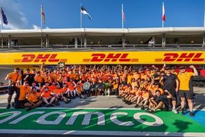 McLaren F1 Team celebra Oscar Piastri, McLaren F1 Team, 1ª posición, Lando Norris, McLaren F1 Team, 2ª posición