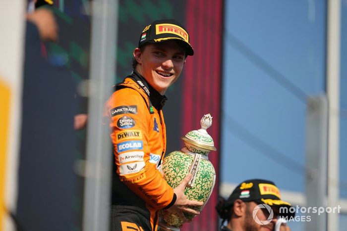 Oscar Piastri, McLaren F1 Team, 1ª posición, en el podio con el trofeo de vencedor.