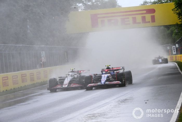 Yuki Tsunoda, RB F1 Team VCARB 01, lucha con Nico Hulkenberg, Haas VF-24