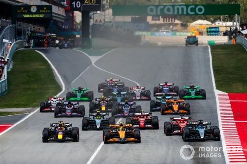 Lando Norris, McLaren MCL38, George Russell, Mercedes F1 W15, Max Verstappen, Red Bull Racing RB20, Charles Leclerc, Ferrari SF-24, Carlos Sainz, Ferrari SF-24, Lewis Hamilton, Mercedes F1 W15, el resto de la parrilla en la salida.