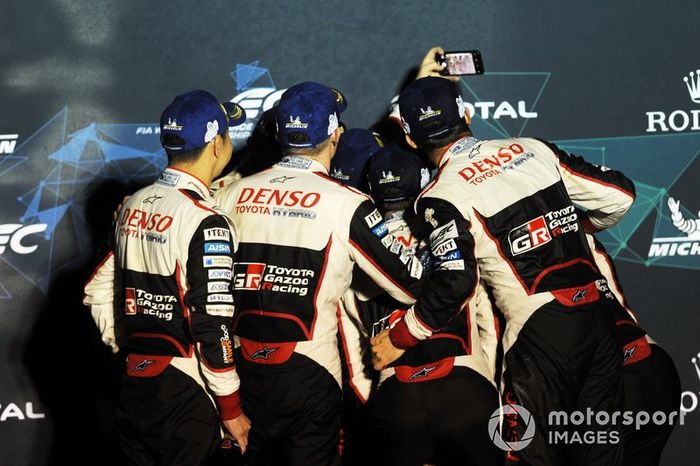 Podio: #8 Toyota Gazoo Racing Toyota TS050: Sébastien Buemi, Kazuki Nakajima, Fernando Alonso and #7 Toyota Gazoo Racing Toyota TS050: Mike Conway, Kamui Kobayashi, Jose Maria Lopez