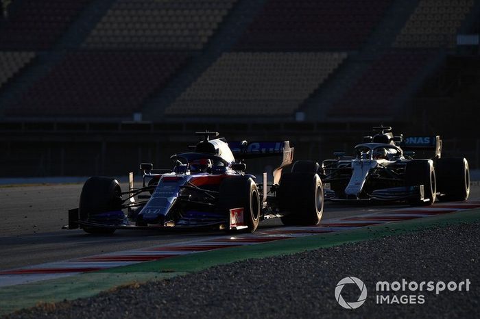 Daniil Kvyat, Scuderia Toro Rosso STR14 y Lewis Hamilton, Mercedes-AMG F1 W10 EQ Power+