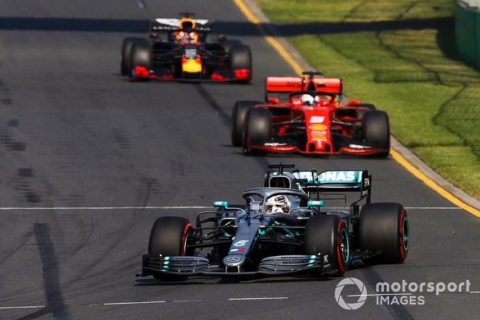 Lewis Hamilton, Mercedes AMG F1 W10, precede Sebastian Vettel, Ferrari SF90, e Max Verstappen, Red Bull Racing RB15