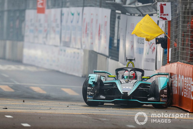 Nelson Piquet Jr., Panasonic Jaguar Racing, Jaguar I-Type 3, causes a yellow flag
