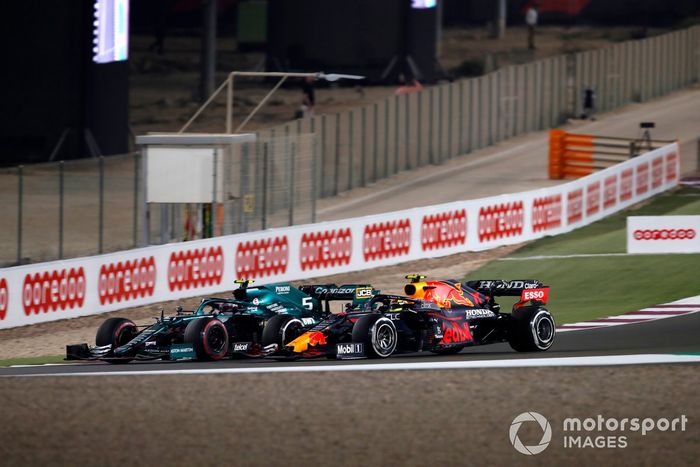 Sebastian Vettel, Aston Martin AMR21, Sergio Pérez, Red Bull Racing RB16B