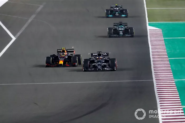 Yuki Tsunoda, AlphaTauri AT02, Sergio Pérez, Red Bull Racing RB16B, y Lance Stroll, Aston Martin AMR21