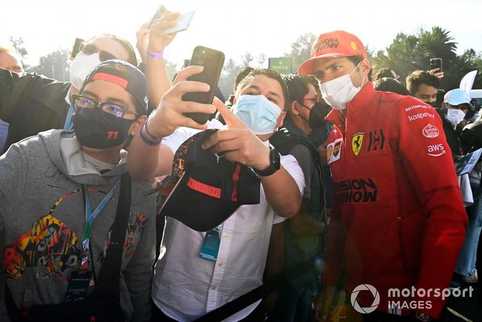 Carlos Sainz Jr., Ferrari posa para un selfie con los fans