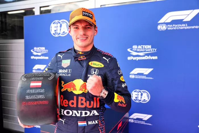 Ganador de la pole Max Verstappen, Red Bull Racing con el trofeo Pirelli Pole Position