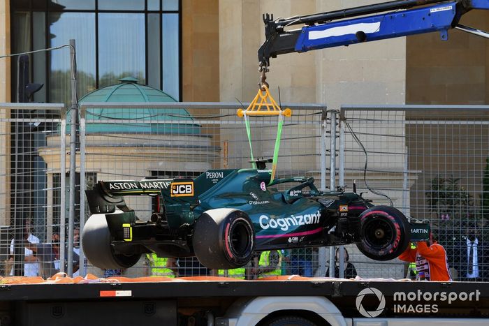 El coche de Lance Stroll, Aston Martin AMR21, es subido a una grúa
