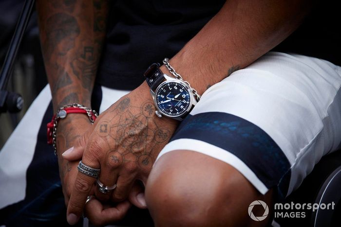 Detalle de las manos de Lewis Hamilton, Mercedes