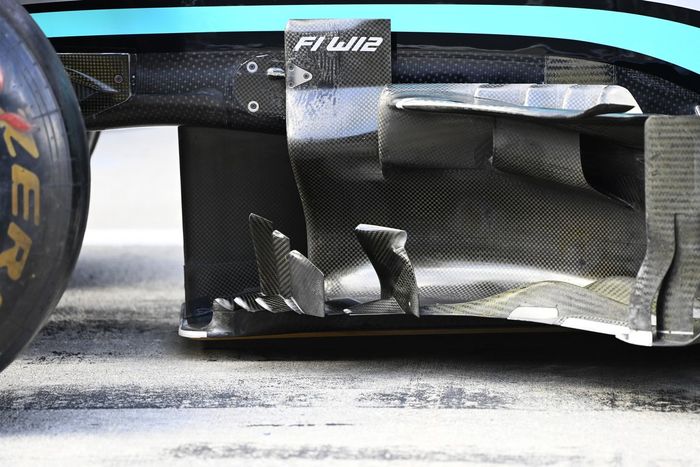 Detalle del bargeboard del Mercedes W12