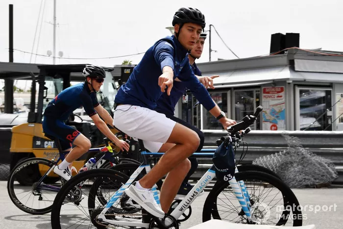 George Russell, Williams, en bicicleta