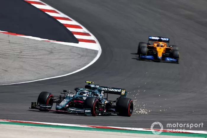 Sebastian Vettel, Aston Martin AMR21, Daniel Ricciardo, McLaren MCL35M