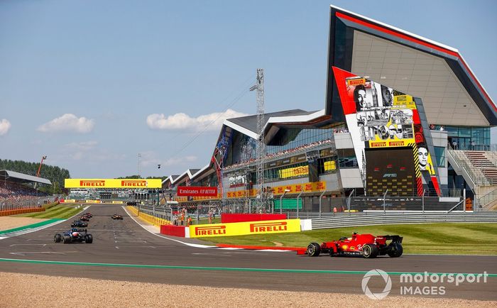 Fernando Alonso, Alpine A521, y Carlos Sainz Jr., Ferrari SF21, ocupan sus puestos en la parrilla para la reanudación