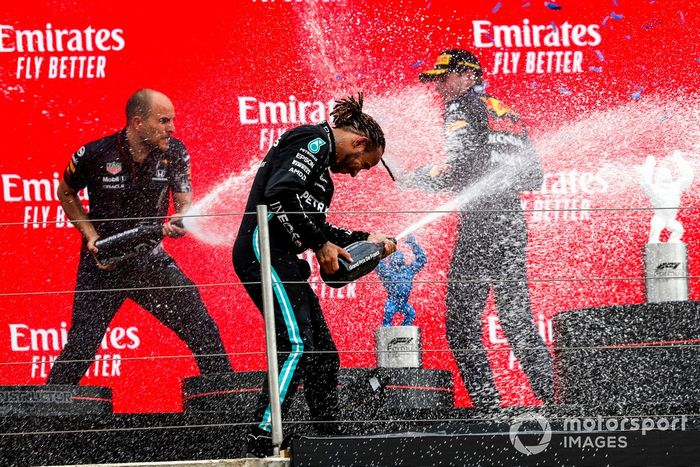 Podio: Gianpiero Lambiase, Ingeniero de carreras de Red Bull Racing, ganador de la carrera Max Verstappen, Red Bull Racing,  segundo lugar Lewis Hamilton, Mercedes