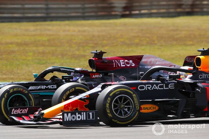 Lewis Hamilton, Mercedes W12, lucha con Max Verstappen, Red Bull Racing RB16B