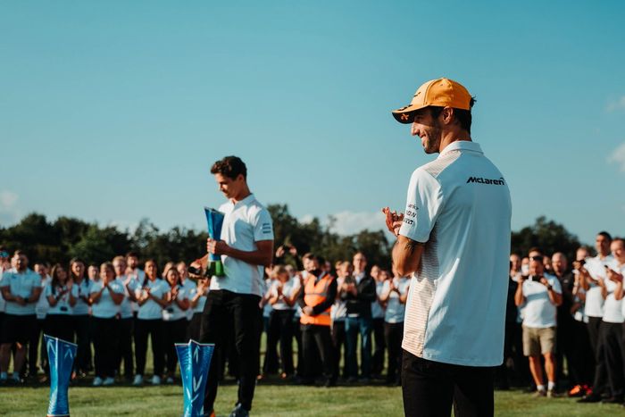 Daniel Ricciardo, McLaren, Lando Norris, McLaren celebran con los miembros del equipo