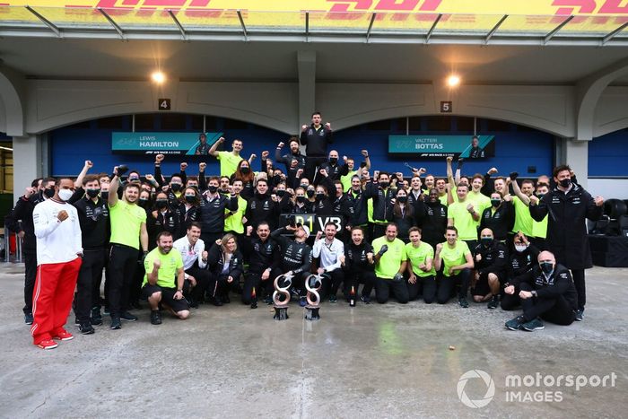 Valtteri Bottas, Mercedes, 1ª posición, su novia Tiffany Cromwell, Toto Wolff, director del equipo y consejero delegado de Mercedes AMG, Lewis Hamilton, Mercedes, y el equipo Mercedes celebran la victoria
