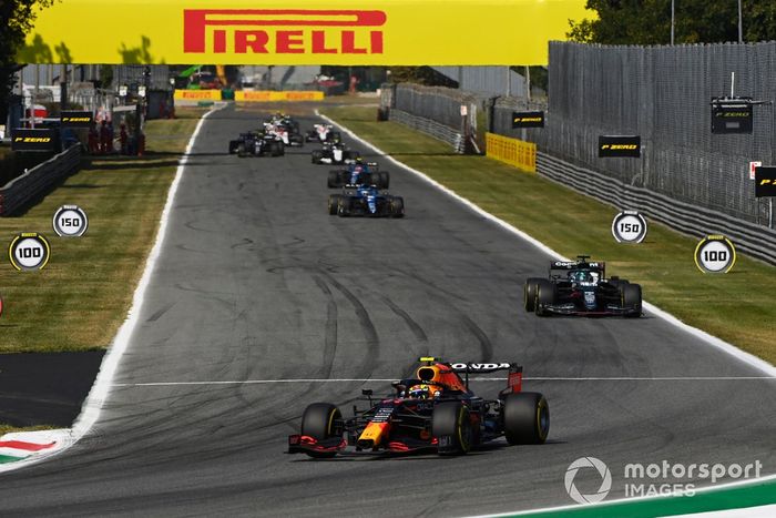 Sergio Pérez, Red Bull Racing RB16B, Lance Stroll, Aston Martin AMR21, y Fernando Alonso, Alpine A521