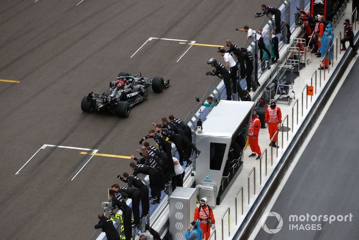 Lewis Hamilton, Mercedes W12, 1ª posición, se lleva la victoria para alegría de. su equipo en el muro de boxes