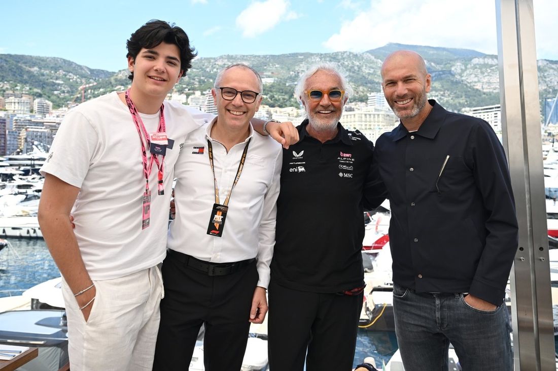Stefano Domenicali, dyrektor generalny Formula One Group i Flavio Briatore, doradca wykonawczy Alpine F1 z Zinedine Zidane. 