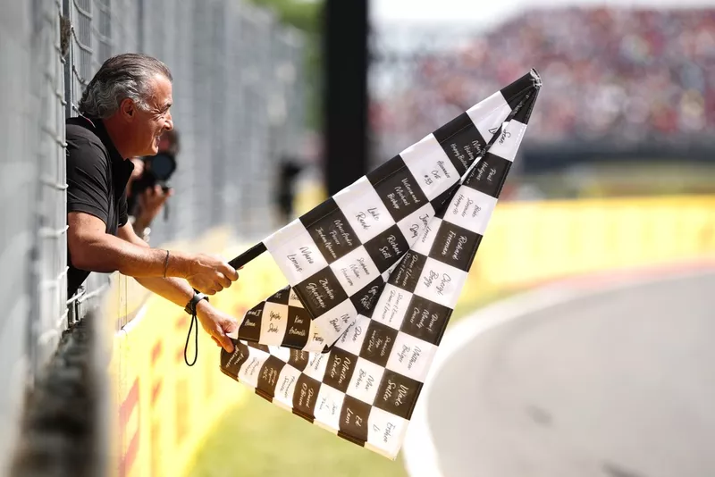 Jean Alesi brandit le drapeau à damier 