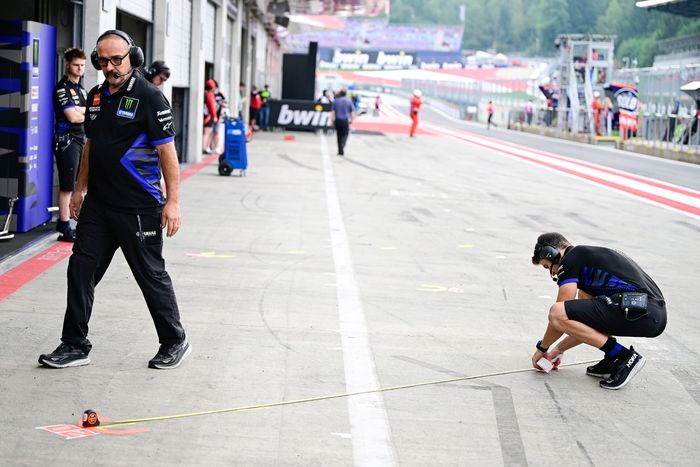 Гоночная команда Yamaha готовит свой флаг к стратегии флага во время MotoGP Австрии.