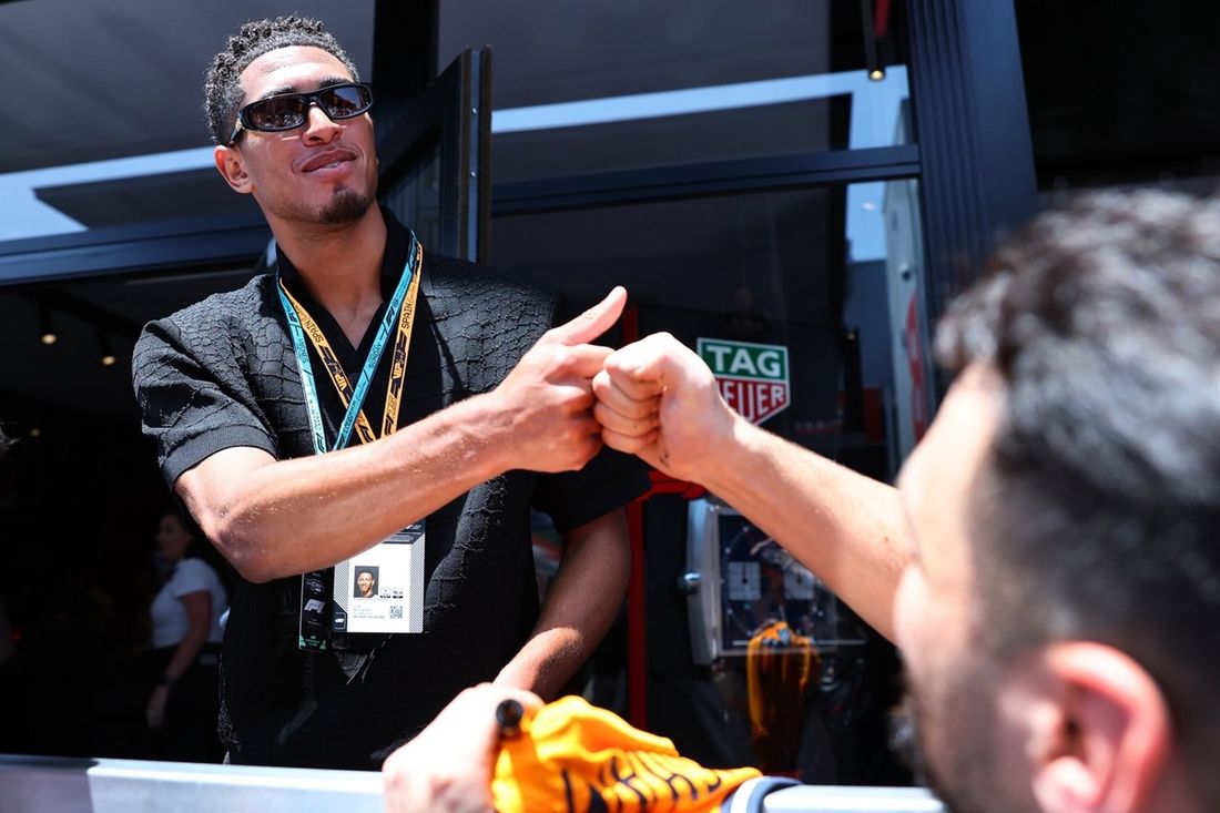  Jude Bellingham wita fanów w padoku