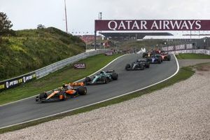 Lando Norris, McLaren MCL60, Fernando Alonso, Aston Martin AMR23, George Russell, Mercedes F1 W14, el resto de la parrilla en la salida.