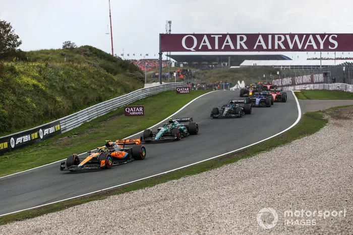 Lando Norris, McLaren MCL60, Fernando Alonso, Aston Martin AMR23, George Russell, Mercedes F1 W14, el resto de la parrilla en la salida.