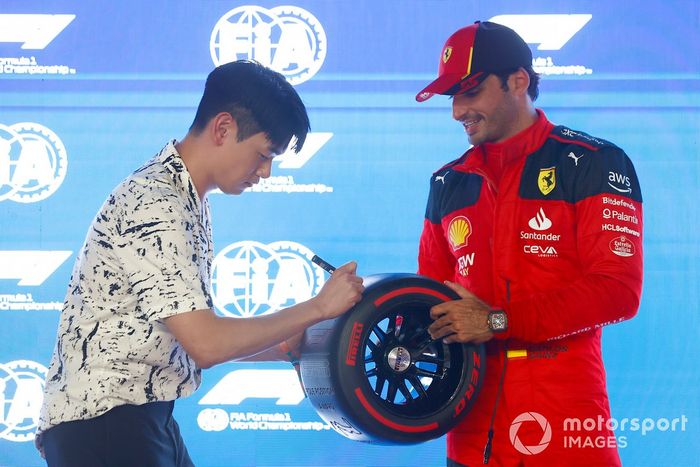 Carlos Sainz, Scuderia Ferrari, recibe su premio Pirelli Pole Position de manos de Eric Nam