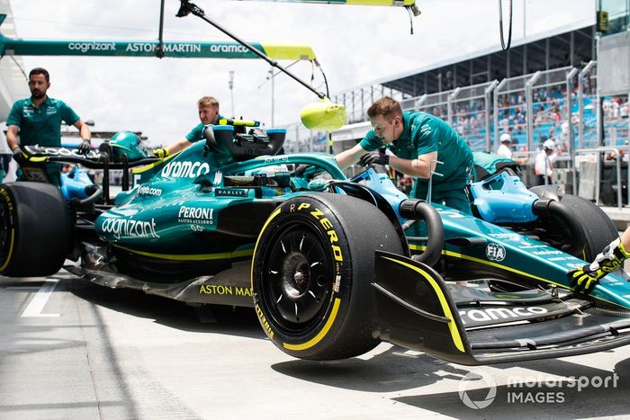 Sebastian Vettel, Aston Martin AMR22, vuelve al garaje