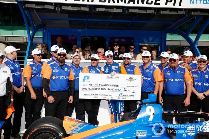 El ganador de la pole, Scott Dixon, Chip Ganassi Racing Honda, celebra su premio a la pole con su equipo y los invitados de NTT