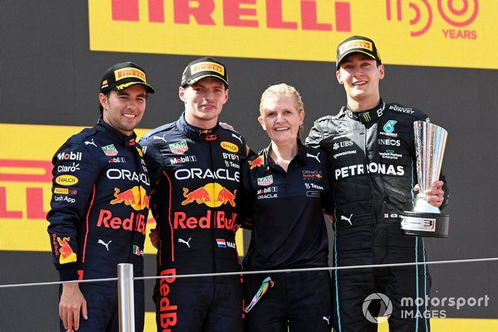 Podio: segundo lugar Sergio Pérez, Red Bull Racing, ganador Max Verstappen, Red Bull Racing, Joanna Fleet, Jefa de RRHH, Red Bull Racing, y tercer lugar George Russell, Mercedes-AMG