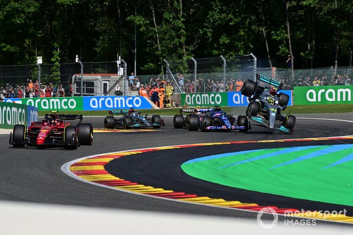 Carlos Sainz, Ferrari F1-75, mientras Lewis Hamilton, Mercedes W13 y Fernando Alonso, Alpine A522, hacen contacto