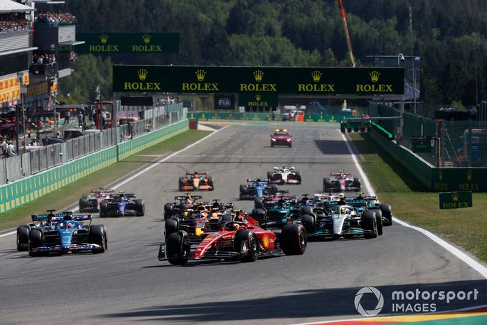 Carlos Sainz, Ferrari F1-75, Max Verstappen, Red Bull Racing RB18, Fernando Alonso, Alpine A522, Lewis Hamilton, Mercedes W13, el resto en la salida