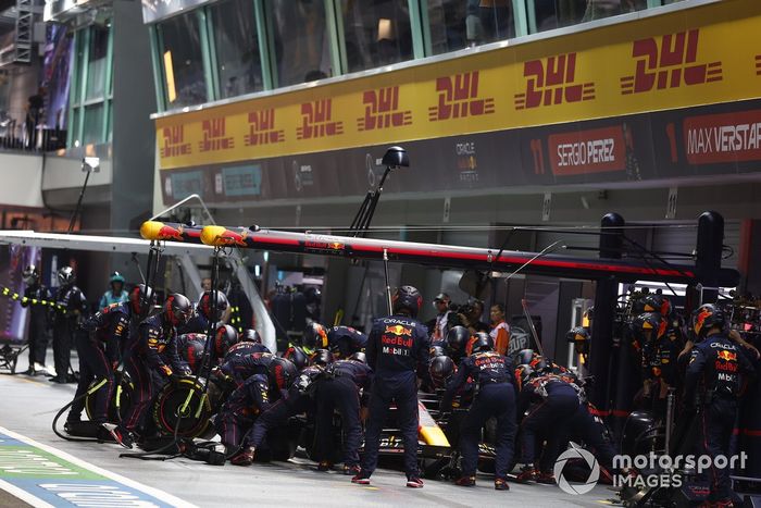 Sergio Pérez, Red Bull Racing RB18, en boxes