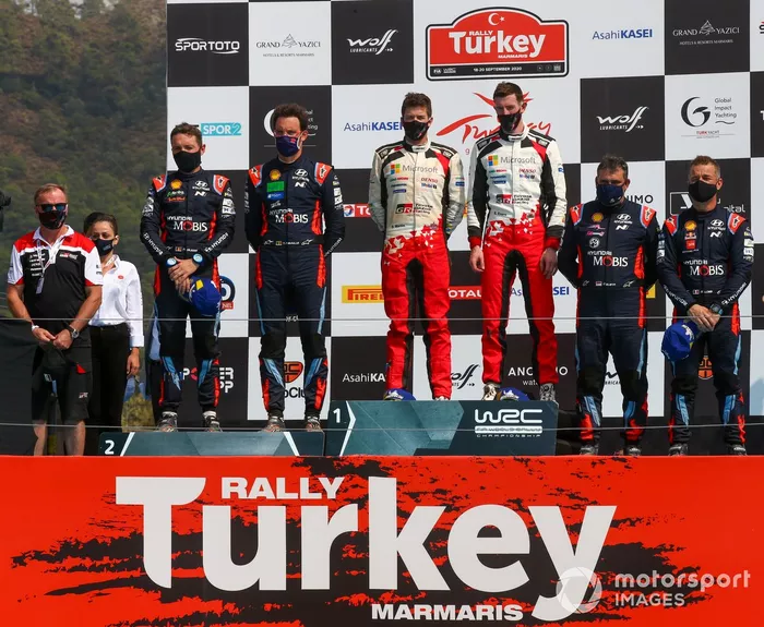Podio: Ganador de la carrera Elfyn Evans, Scott Martin, Toyota Gazoo Racing WRT Toyota Yaris WRC, segundo lugar Thierry Neuville, Nicolas Gilsoul, Hyundai Motorsport Hyundai i20 Coupe WRC, tercer lugar Sébastien Loeb, Daniel Elena, Hyundai Motorsport Hyundai i20 Coupe WRC