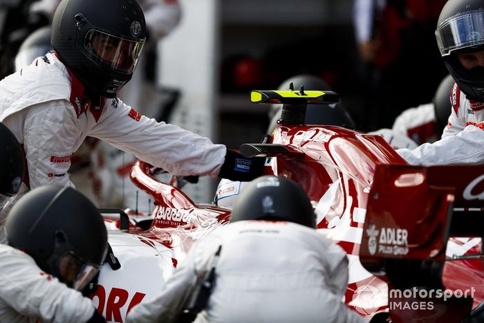 Antonio Giovinazzi, Alfa Romeo Racing C39, en pits